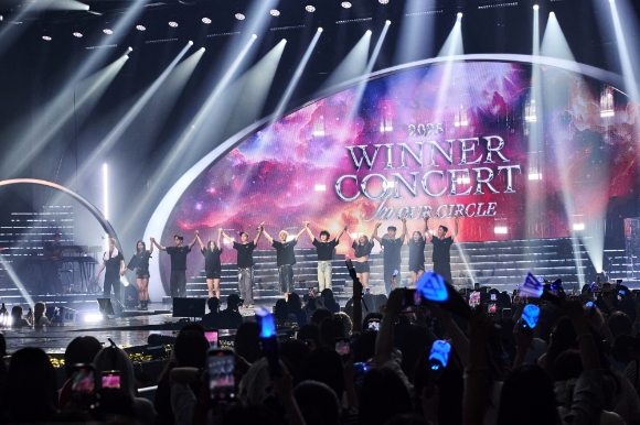 위너가 올림픽공원 올림픽홀에서 콘서트 '2025 WINNER CONCERT [IN OUR CIRCLE]'을 열고 무대를 선보이고 있다. [사진=YG엔터테인먼트]
