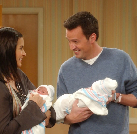  미국 시트콤 '프렌즈(Friends)'의 챈들러 빙을 연기한 할리우드 배우 매튜 페리가 숨졌다. [사진='프렌즈' 공식 인스타그램 캡처]