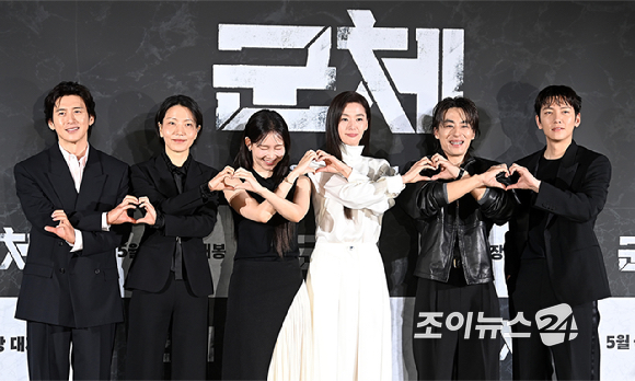 배우 고수, 김신록, 신현빈, 연상호 감독, 배우 전지현, 구교환, 지창욱이 6일 오전 서울 용산구 CGV 용산아이파크몰에서 열린 영화 '군체' 제작보고회에서 포토타임을 갖고 있다. [사진=곽영래 기자]