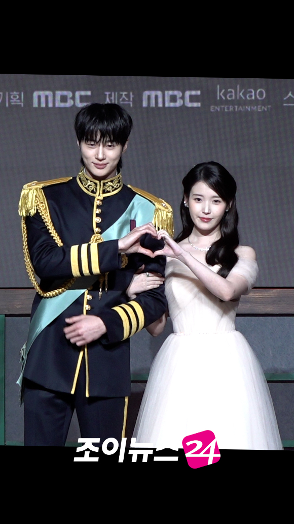 배우 변우석, 아이유가 지난 6일 오후 서울 강남구 조선 팰리스 서울 강남 호텔에서 진행된 MBC 금토드라마 '21세기 대군부인' 제작발표회에 참석해 포즈를 취하고 있다. [사진=문수지 기자]