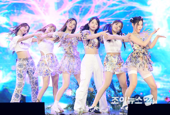 그룹 엔믹스가 11일 오후 서울 용산구 한남동 블루스퀘어에서 열린 엔믹스(NMIXX) 세 번째 싱글 앨범 '어 미드서머 엔믹스 드림'(A Midsummer NMIXX's Dream) 발매 기념 쇼케이스에서 타이틀곡 '파티 어클락' 무대를 선보이고 있다. [사진=정소희 기자]