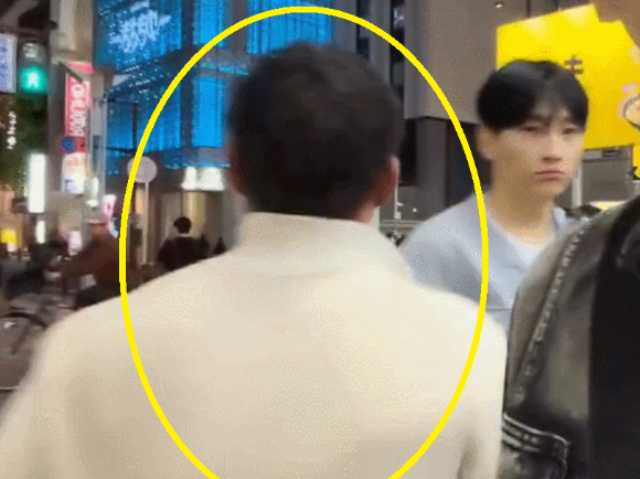 일본에서 배우 민찬기가 일본 남성에게 어깨빵을 당할 뻔한 영상이 논란이다. [사진=방송인 박진우 라이브 영상 캡처]