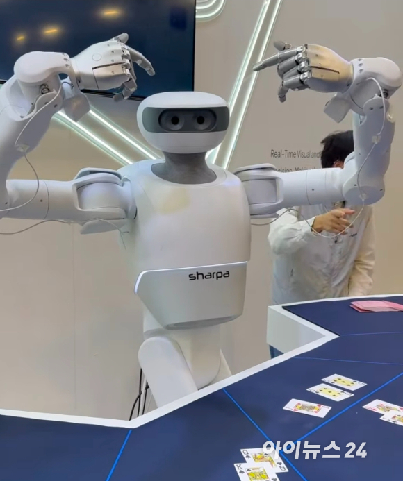 미국 라스베이거스에서 열린 CES 2026 공식 개막 하루 전인 5일(현지시간) '현대차그룹 미디어데이' 행사에서 아틀라스가 차세대 '뉴 아틀라스'를 소개하는 장면. [사진=박지은 기자]