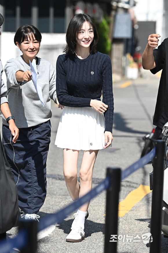 배우 박지현이 26일 오후 서울 용산구 한남동 플래그십 스토어에서 열린 클래식 라이프스타일 브랜드 세르지오 타키니 한남 플래그십 스토어 오픈 기념 포토콜 행사에 참석하고 있다. [사진=문수지 기자]