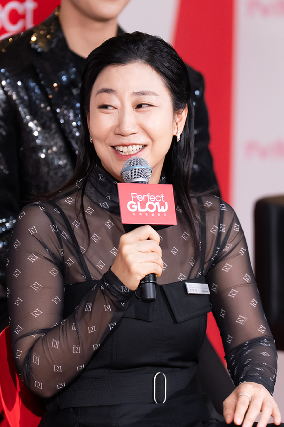 &apos;퍼펙트 글로우&apos; 라미란 &quot;K뷰티샵 대표인데⋯한복 입고 막내 업무&quot;