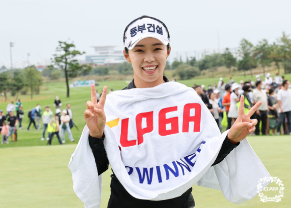 2주 연속 KLPGA투어 우승을 차지한 김수지(동부건설 골프단)가 세계랭킹을 47위에서 38위로 끌어올렸다. 김수지가 지난 2일 끝난 하나금융그룹 챔피언십에서 우승을 차지한 뒤 포즈를 취하고 있다. [사진=한국여자골프협회(KLPGA)]