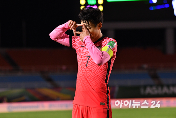 대한민국 손흥민이 7일 오후 안산 와스타디움에서 진행된 '2022 카타르 월드컵' 아시아 지역 최종예선 A조 3차전 대한민국과 시리아의 경기에서 두 번째 골을 넣은 후 세리머니를 하고 있다.