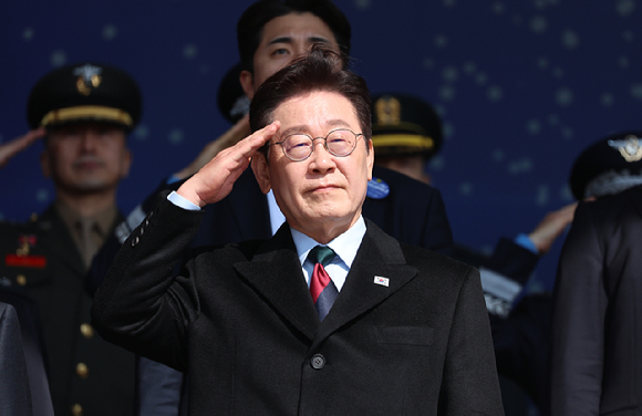 이재명 대통령이 지난 20일 충남 계룡대 대연병장에서 열린 육&middot;해&middot;공군 사관학교 통합임관식에서 거수경례를 하고 있다. [사진=연합뉴스]