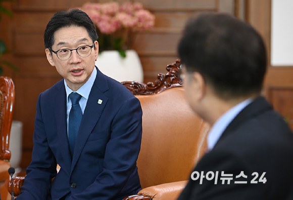 우원식 국회의장이 10일 오전 서울 여의도 국회에서 김경수 지방시대위원장을 접견하며 대화를 하고 있다. [사진=곽영래 기자]