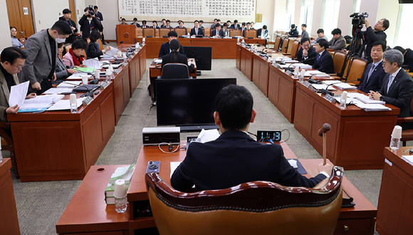 김용민 소위원장이 3일 국회에서 열린 법제사법위원회 법안심사제1소위원회에서 의사봉을 두드리고 있다. 2026.2.3 [사진=연합뉴스]