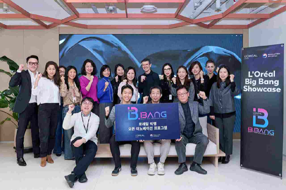지난 9일 서울 삼성동 사옥에서 2025 로레알 빅뱅 선정 스타트업들과 임원단 쇼케이스 미팅을 진행하고 기념촬영을 하고 있다. [사진=로레알코리아]