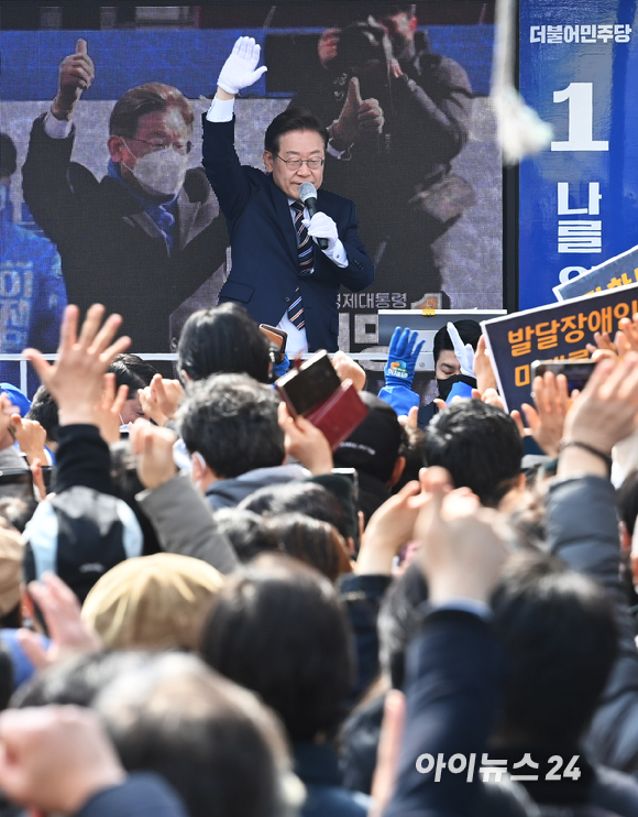 이재명 더불어민주당 대선 후보가 8일 오후 경기도 고양시 일산시장 앞에서 열린 '고양시를 위해! 고양시민을 위해!' 고양 유세에서 지지를 호소하고 있다. [사진=김성진 기자]