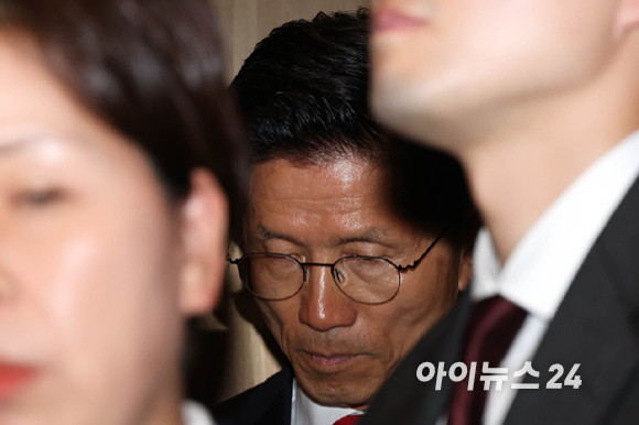 김문수 국민의힘 대선 후보가 4일 서울 여의도 당사에서 대선 결과에 승복하는 기자회견을 한 뒤 승강기에 탑승해 굳은 표정을 하고 있다. [사진=정소희 기자]