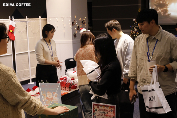 지난 23일 서울시 강남구 이디야커피 사옥에서 열린 이디야 사내 플리마켓에서 임직원들이 물품을 살펴보고 있다. [사진=이디야커피]