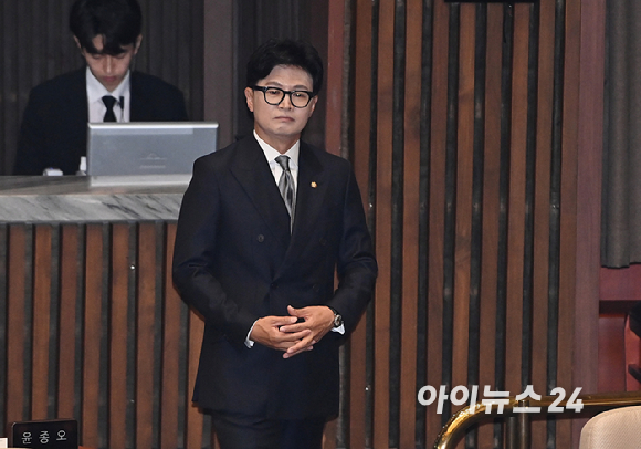 한동훈 무소속 의원이 11일 서울 여의도 국회에서 열린 본회의에 참석하고 있다. [사진=곽영래 기자]