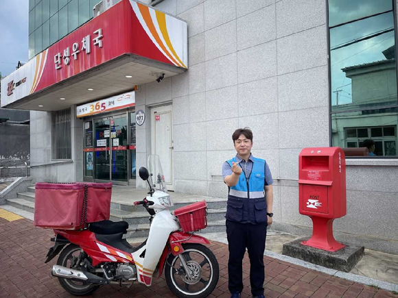 거리를 헤매던 90대 국가유공자를 가족 품으로 인계한 정세영 단성우체국 집배원. [사진=우정사업본부]