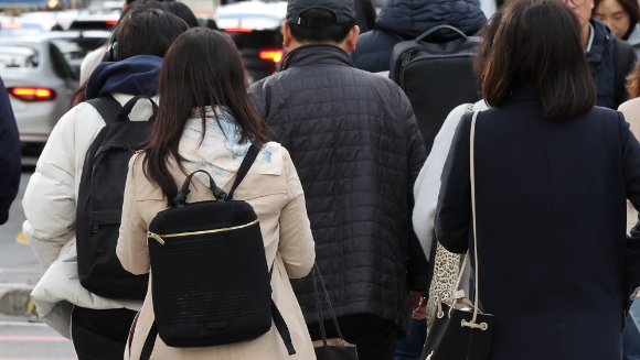 최근 쌀쌀한 날씨의 어느 날 서울 시내에서 시민들이 이동하고 있다. [사진=연합뉴스]