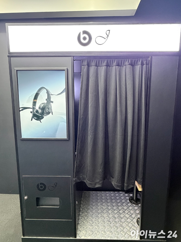 비츠 '솔로 4 &ndash; 제니 스페셜 에디션 인 오닉스 블랙' 제품. [사진=황세웅 기자]