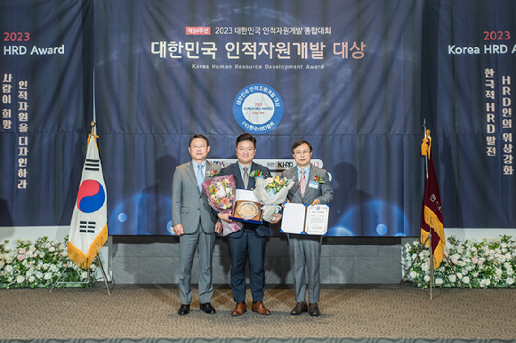 (왼쪽부터) 성균관대학교 인재개발원 이정환 원장, 커넥트밸류 양용훈 대표, 한국HRD협회 엄준하 회장이 기념촬영을 하고 있다. [사진=커넥트밸류]