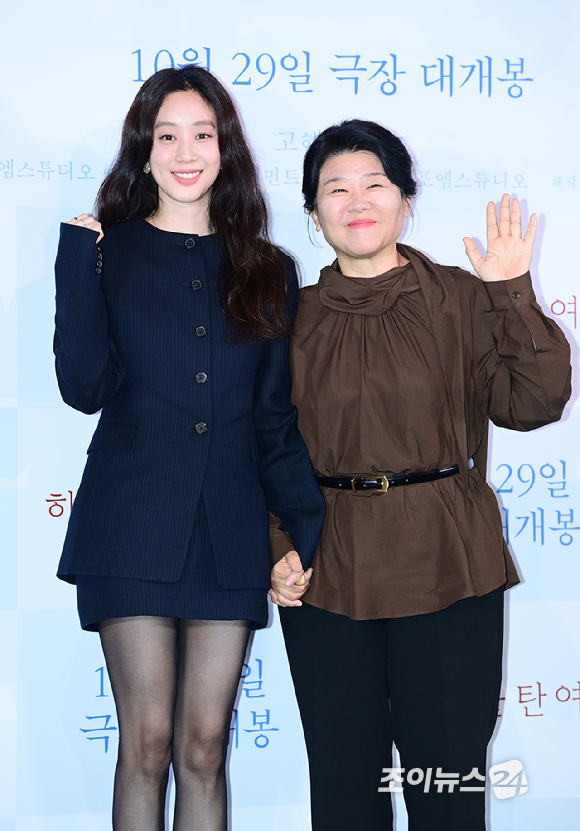 배우 정려원과 이정은이 27일 오후 서울 CGV 용산아이파크몰에서 열린 영화 '하얀 차를 탄 여자'(감독 고혜진) 언론시사회에 참석하고 있다. [사진=정소희 기자]