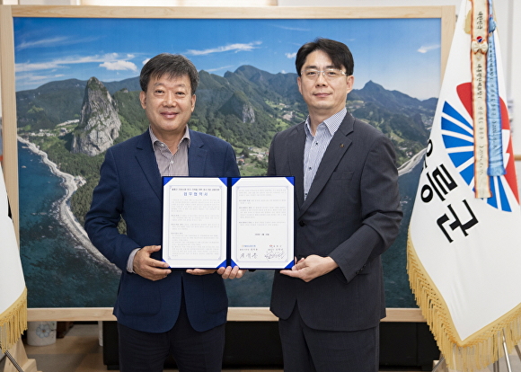 30일 울릉군이 군청에서 NH농협은행 울릉군 지부와 중소기업 금융지원 업무협약을 체결했다. [사진=울릉군청]