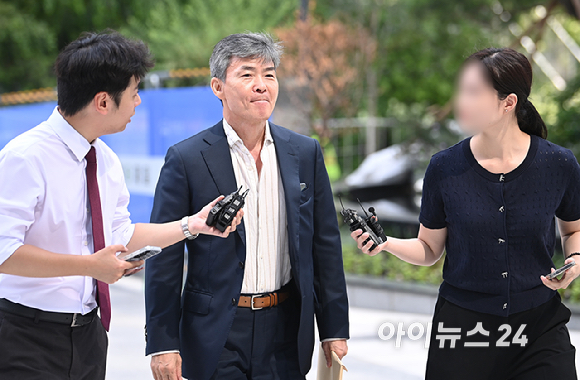 '도이치모터스 주가조작' 사건의 공범에게 재판 형량을 줄여달라는 청탁을 받은 혐의를 받는 이종호 전 블랙펄인베스트 대표가 30일 서울 종로구 김건희 특검팀(특별검사 민중기)에 출석하고 있다. [사진=곽영래 기자]