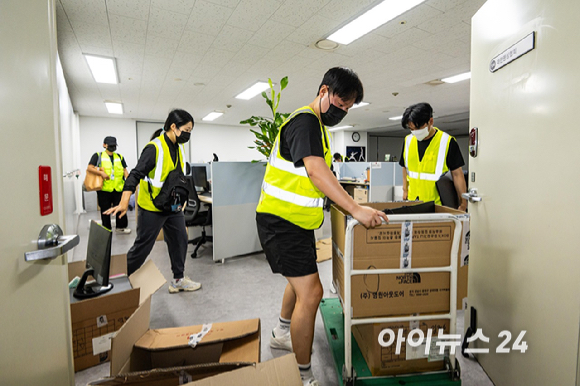 대한체육회 산하 9개 종목 단체 관계자들이 8일 서울 송파구 올림픽공원 핸드볼 경기장에 진입해 장비 및 행정 자료 PC 반출을 하고 있다. 6&middot;3 지방선거 당시 개표소로 사용된 올림픽공원 핸드볼 경기장은 석 달째 봉쇄 시위가 이어져 경기장에 입주한 9개 종목 단체 업무에 차질을 빚었다. [사진=사진공동취재단 ]