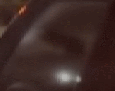 오토바이 운전자와 다툼 중 총으로 보이는 물체를 꺼내 창 밖으로 흔든 운전자가 영상에 포착됐다. [사진=JTBC '사건반장' 캡처]