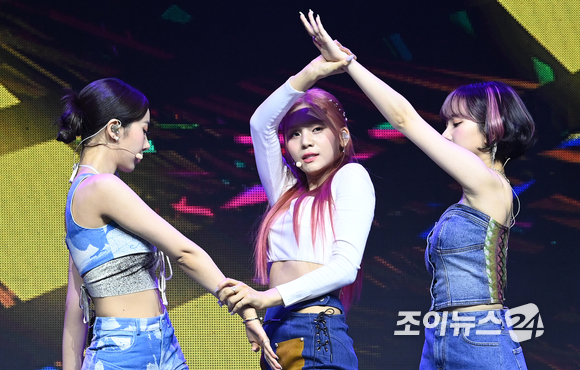 그룹 비비지 엄지가 6일 오후 서울 광진구 광장동 예스24라이브홀에서 열린 두 번째 미니앨범 '서머 바이브(Summer Vibe)' 발매 기념 쇼케이스에서 공연을 하고 있다. [사진=김성진 기자]