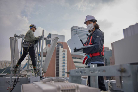 SK텔레콤과 SK오앤에스 엔지니어가 고속터미널역 인근에서 통신장비를 점검하는 모습. [사진=SKT]