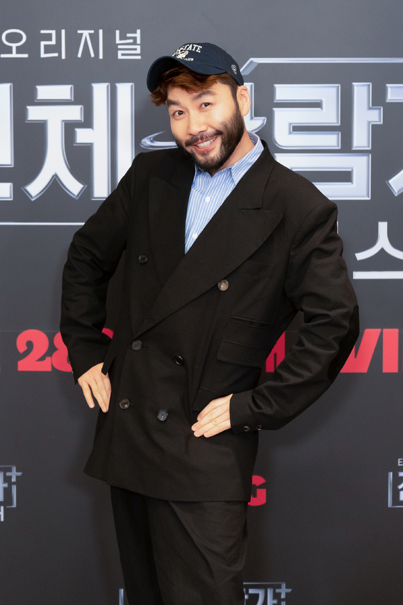 방송인 노홍철이 26일 온라인으로 진행된 티빙 오리지널 '전체관람가+: 숏버스터' 제작발표회에 참석해 포즈를 취하고 있다. [사진=티빙]