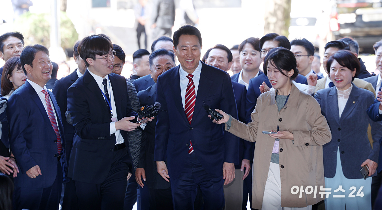 오세훈 서울시장이 23일 서초구 서울고등법원에서 열린 정치자금법 위반 혐의 항소심 선고공판에 출석해 있다. 서울고법 형사7부(구회근 부장판사)는 '명태균 여론조사비 대납 의혹'으로 재판에 넘겨진 오 시장에게 무죄를 선고했다. 2026.10.23 [서울고등법원 제공. 재판매 및 DB 금지] [사진=연합뉴스]
