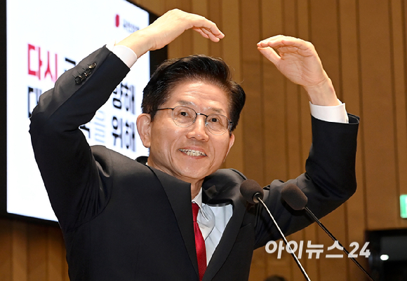 김문수 국민의힘 대선후보가 9일 서울 여의도 국회에서 열린 의원총회에서 인사말을 하던 중 머리 위로 하트를 만들어 보이고 있다. [사진=곽영래 기자]