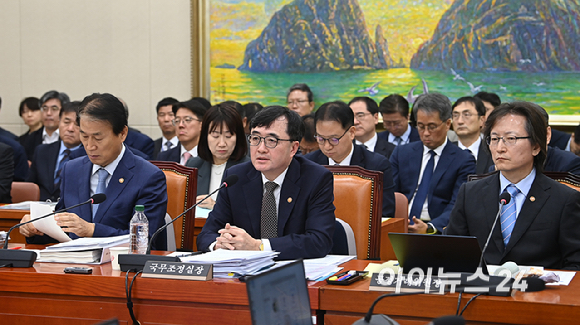 임기은 국무조정실장이 21일 서울 여의도 국회에서 열린 정무위원회 종합국정감사(국무조정실 등)에서 의원 질의에 답변하고 있다. [사진=곽영래 기자]
