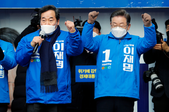 이재명 더불어민주당 대선 후보가 18일 전남 순천 연향패션거리에서 열린 유세에서 이낙연 총괄선대위원장의 지지 연설에 주먹을 불끈 쥐고 있다. [사진=뉴시스]