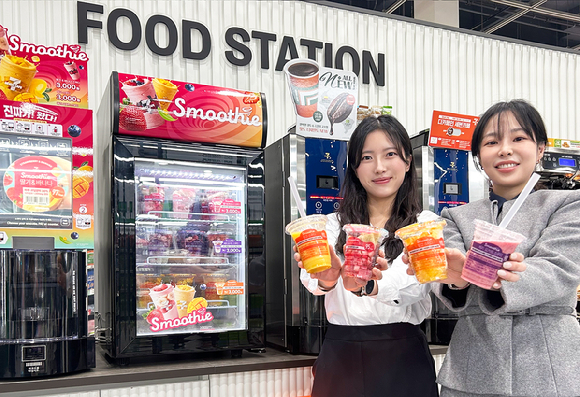 모델들이 세븐일레븐에서 즉석 스무디 제품을 소개하고 있다. [사진=세븐일레븐]