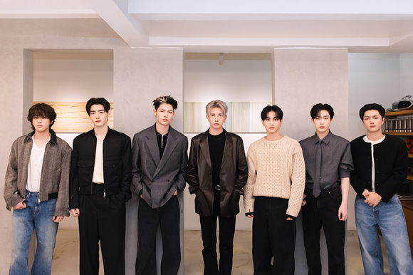 엔하이픈이 미니 7집 'THE SIN VANISH' 발매 기념 인터뷰에 앞서 사진 촬영을 하고 있다. [사진=빌리프랩]