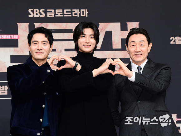 배우 이해영-박형식-허준호가 21일 오후 서울 양천구 목동 SBS에서 열린 SBS 새 금토드라마 '보물섬' 제작발표회에 참석 하고 있다. [사진=정소희 기자]