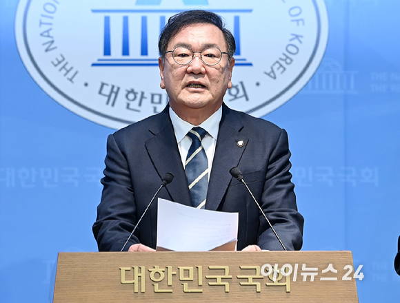 김태년 더불어민주당 의원이 4일 서울 여의도 국회 소통관에서 국회의장 선거 출마 기자회견을 하고 있다. [사진=곽영래 기자]