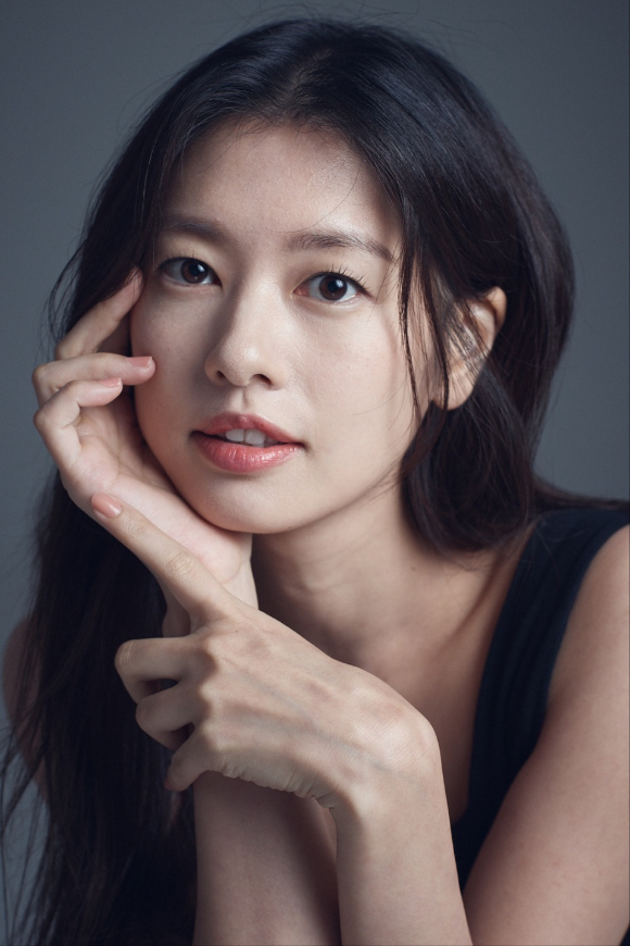 배우 정소민이 '엄마친구아들'로 정해인과 로맨스 호흡을 맞춘다.  [사진=이음해시태그]