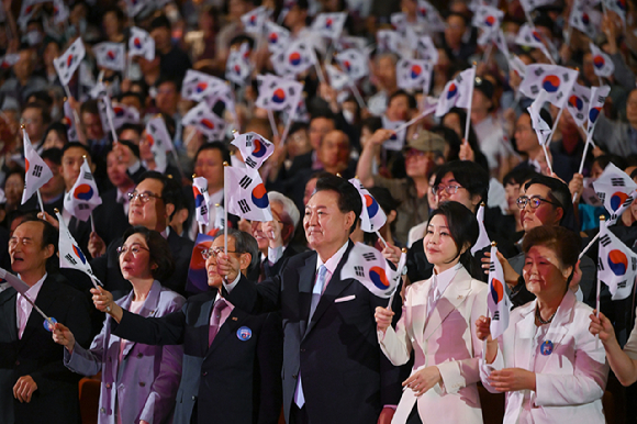 윤석열 대통령과 부인 김건희 여사가 지난 8월15일 서울 종로구 세종문화회관에서 열린 제79주년 광복절 경축식에서 광복절의 노래에 맞춰 태극기를 흔들고 있다. 사진=대통령실 제공. DB 및 재판매 금지 [사진=뉴시스]