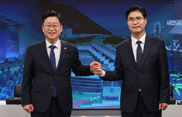 더불어민주당 안호영, 이원택(왼쪽부터) 전북특별자치도지사 출마예정자가 6일 전주MBC 스튜디오에서 열린 본경선 후보자 합동토론회에서 기념 촬영을 하고 있다. 2026.4.6 [사진=연합뉴스]