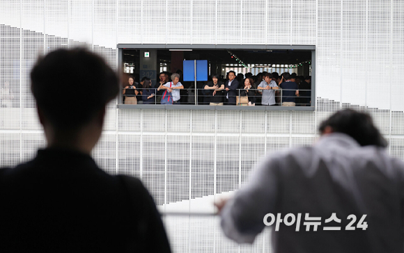 미국 이민당국에 의해 체포&middot;구금됐다 풀려난 한국인 316명이 탑승한 전세기가 인천국제공항 2터미널에 도착한 12일 오후 한국인 근로자들이 기다리던 가족들과 인사를 나누고 있다. [사진=정소희 기자]