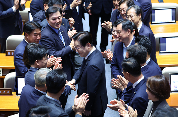 이재명 대통령이 4일 국회 본회의장에서 2026년도 정부 예산안 시정연설에 앞서 더불어민주당 의원들과 인사하고 있다. 2025.11.4 [사진=연합뉴스]