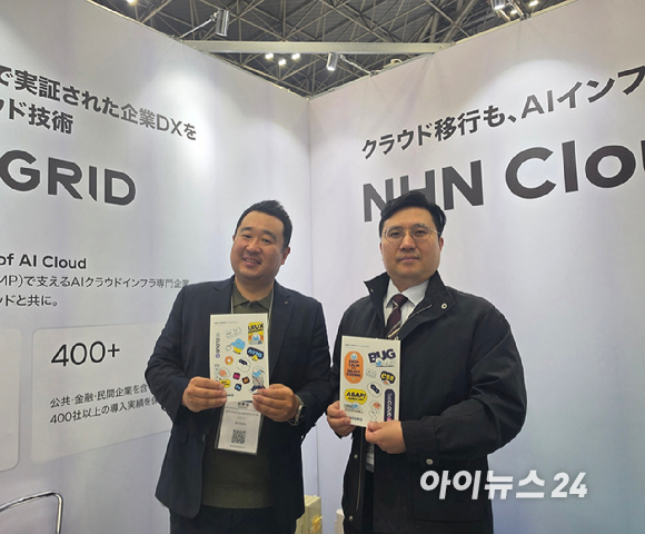 이노그리드 김명진 대표(왼쪽)와 정성원 클라우드 사업 그룹 차장이 8일 일본 도쿄 빅사이트에서 개막한 '2026 재팬 IT 위크 춘계'에 마련된 NHN클라우드&middot;이노그리드 공동부스에서 기념 촬영하고 있다. [사진=윤소진 기자]