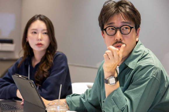 지난 14일 서울 종로구 KT EAST 사옥에서 만난 성승현 KT 기술혁신부문 X-서비스디자인팀장(오른쪽) 등 KT 관계자들이 통합 UX 디자인 시스템에 대해 소개하고 있는 모습. [사진=KT]