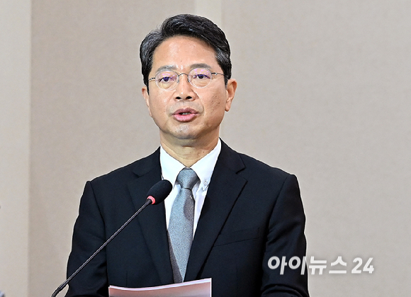 김승원 법무부 장관 후보자가 15일 서울 여의도 국회 법제사법위원회에서 열린 인사청문회에서 모두발언을 하고 있다. [사진=곽영래 기자]