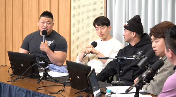 '두시탈출 컬투쇼'에는 넷플릭스 예능 '피지컬 100'의 우진용, 조진형, 김민철이 게스트로 출연했다. [사진=SBS]