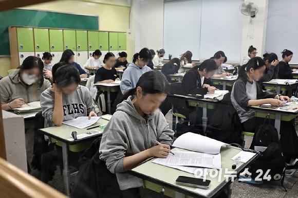 2026학년도 대학수학능력시험일인 13일 오전 서울 광진구 광남고등학교에서 수험생들이 시험 시작을 기다리고 있다. [사진=아이뉴스24]
