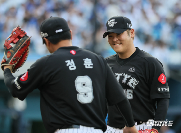 롯데 자이언츠 선수단은 오는 27일부터 29일까지 사직구장에서 열리는 삼성 라이온즈와 주중 홈 3연전 기간 동안 클래식 유니폼(사진)을 착용하고 그라운드로 나선다. [사진=롯데 자이언츠]